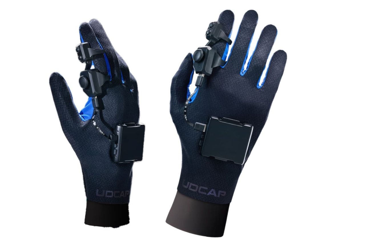 udcap-vr-gloves-1300x867.jpg